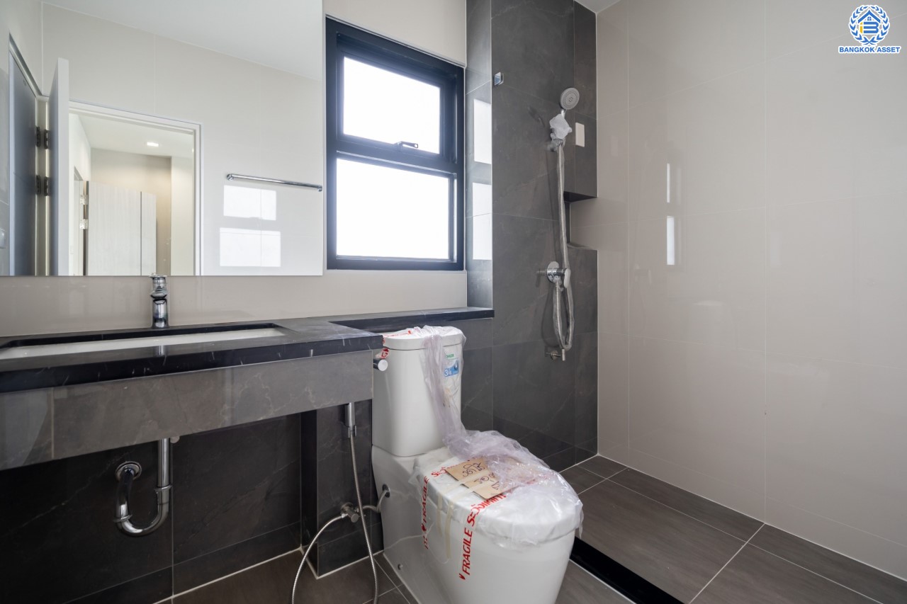 คฤหาสน์หลังใหญ่ตกแต่งใหม่ ม.บ้านสวนดอกไม้ ปิ่นเกล้า ดีไซน์สุด Luxury เนื้อที่ 154.5 ตร.ว. บนพื้นที่ใช้สอยถึง 435 ตร.ม. ฟังก์ชันจัดเต็ม 5 ห้องนอน 6 ห้องน้ำ 1 ห้องแม่บ้าน 2 ห้องอเนกประสงค์ (มีเรือนรับรองด้านข้าง พร้อมห้องน้ำในตัว) จอดรถได้ถึง 4 คัน บนทำเลเชื่อมต่อเมืองอย่างรวดเร็ว ใกล้ทางคู่ขนานลอยฟ้าบรมราชชนนี ทางด่วน "กาญจนาภิเษก" ม.มหิดล และเซ็นทรัลปิ่นเกล้า